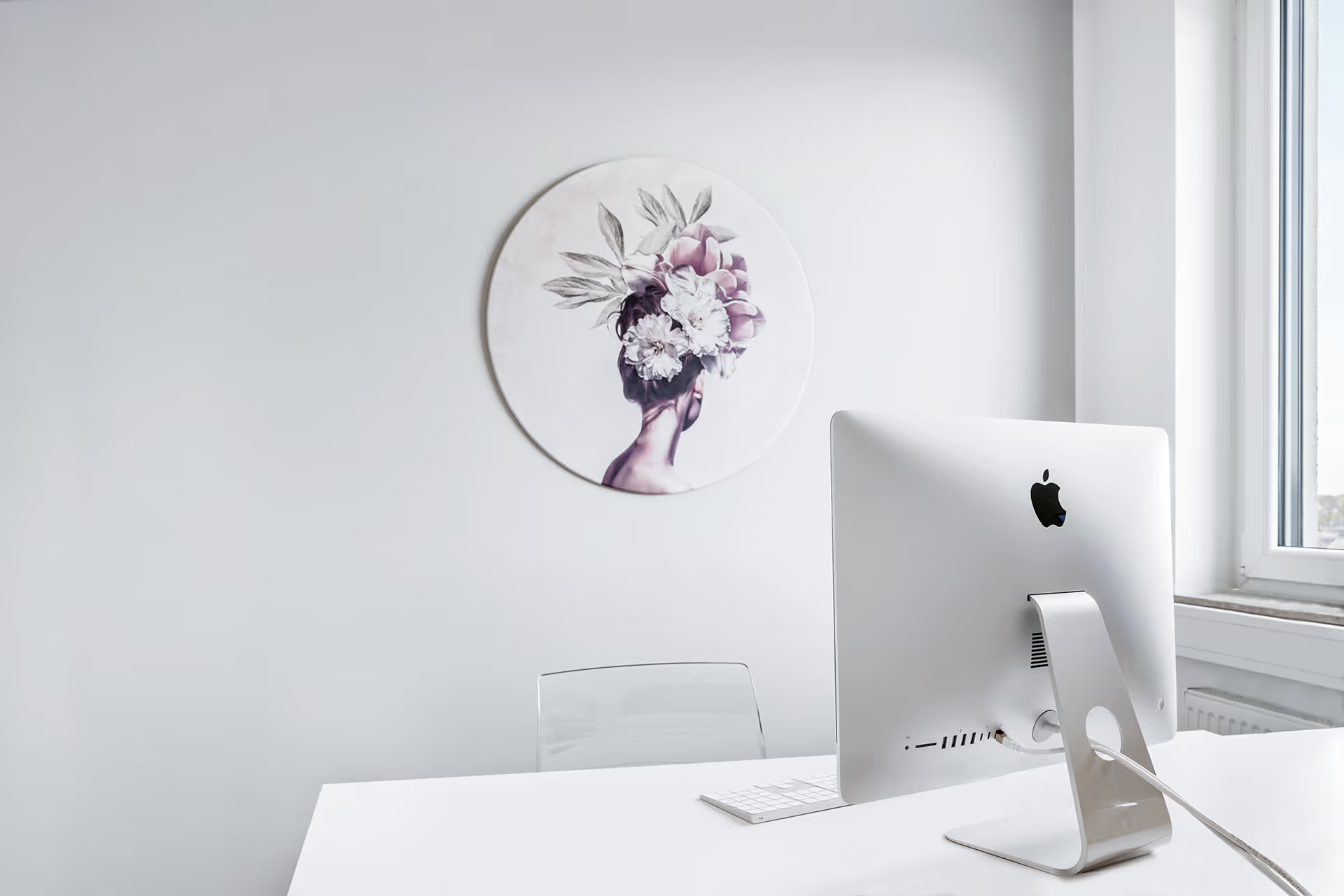 Modernes Wartezimmer in der HNO-Praxis Lindemann mit grauen Stühlen, Pflanzen und stilvollen Dekorationen, Türen mit den Buchstaben A und B zur Kennzeichnung der Behandlungsräume.